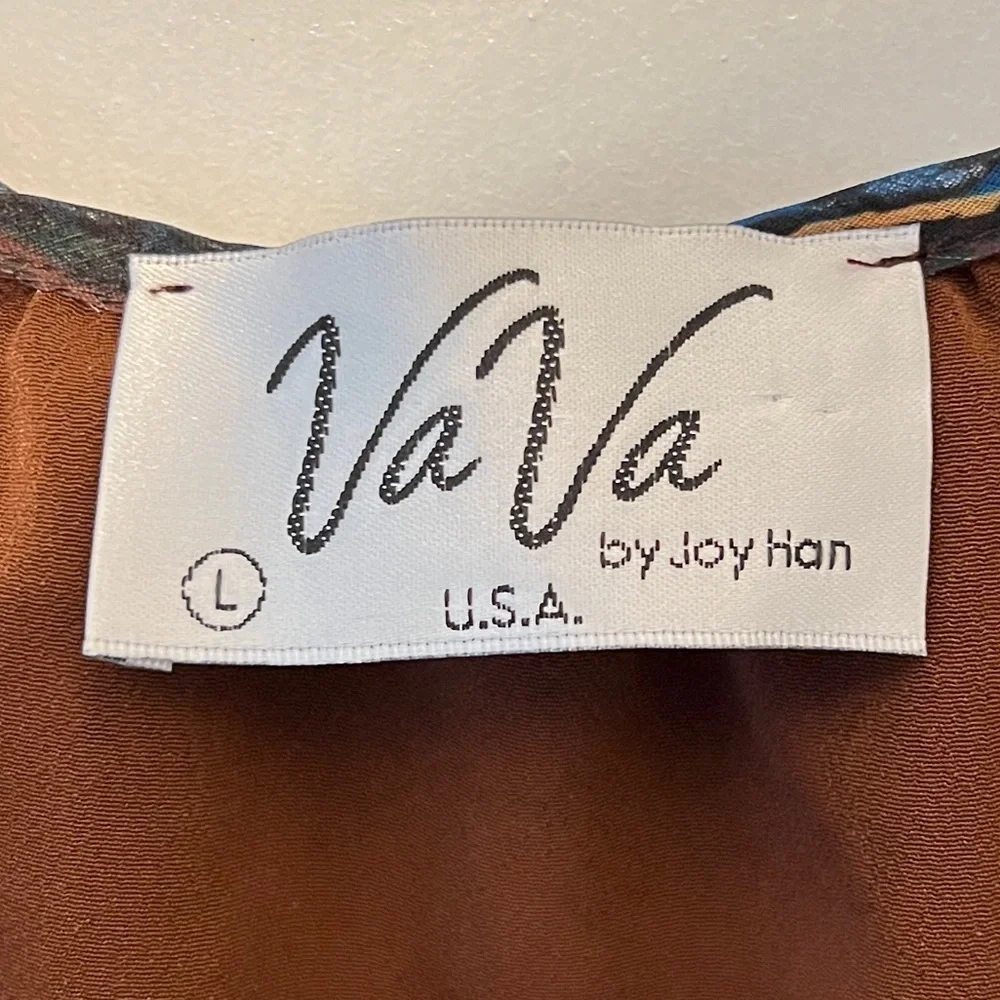 VA VA by JOY HAN Women’s Brown & Blue Leopard Print V-Neck Bell Cuff Top Size L - Picture 3 of 5